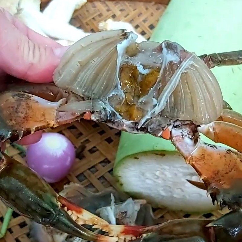 Hướng dẫn sơ chế cua biển đúng cách cho món canh cua nấu bầu đậm đà