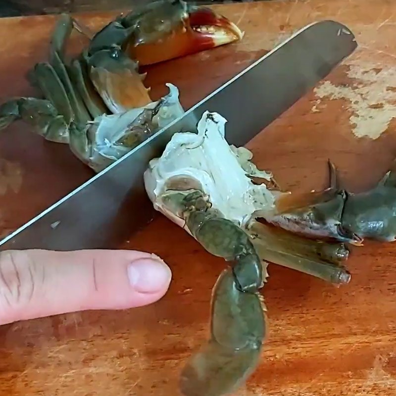 Tách mai cua biển, loại bỏ phần không ăn được để chuẩn bị nấu canh bầu