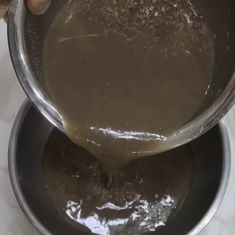Nước riêu cua đồng đã lọc sẵn sàng cho nồi bún riêu