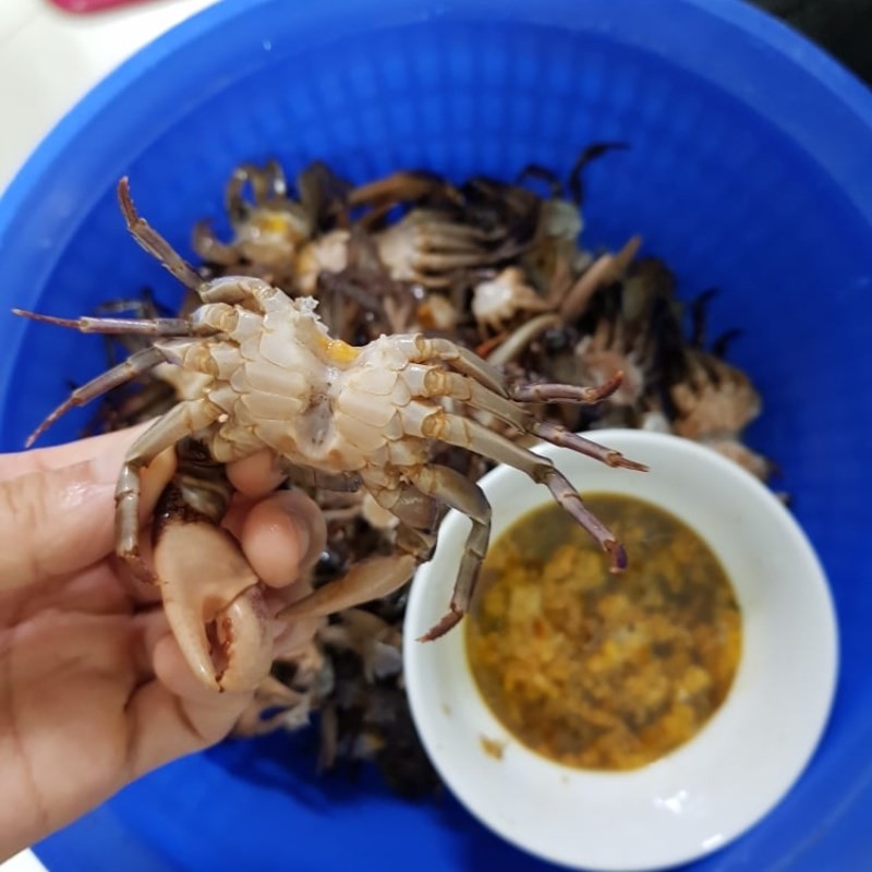 Lọc lấy nước riêu cua đồng, bỏ bã để có nước dùng trong cho canh mồng tơi cua