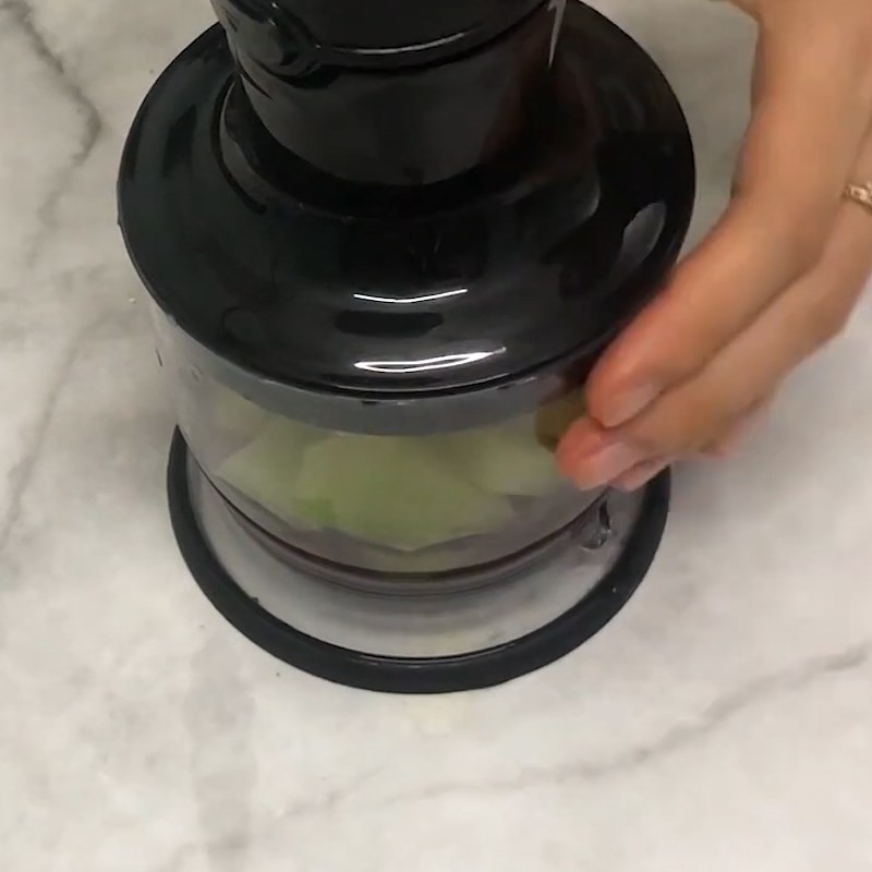 Xay nhuyễn đậu đỏ và bí xanh đã luộc để làm cháo ăn dặm