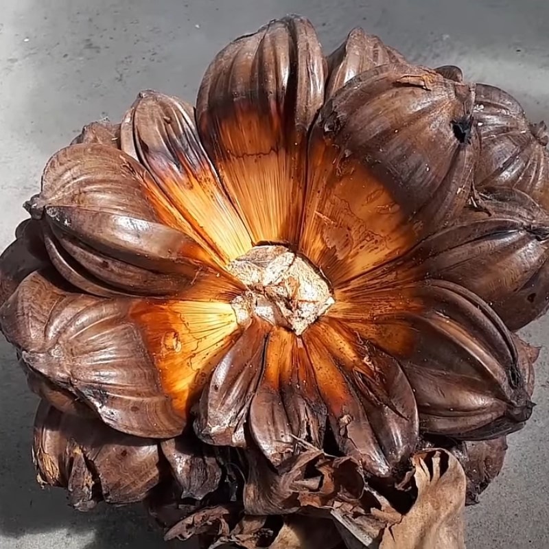 Sơ chế dừa nước và lá dứa cho món chè
