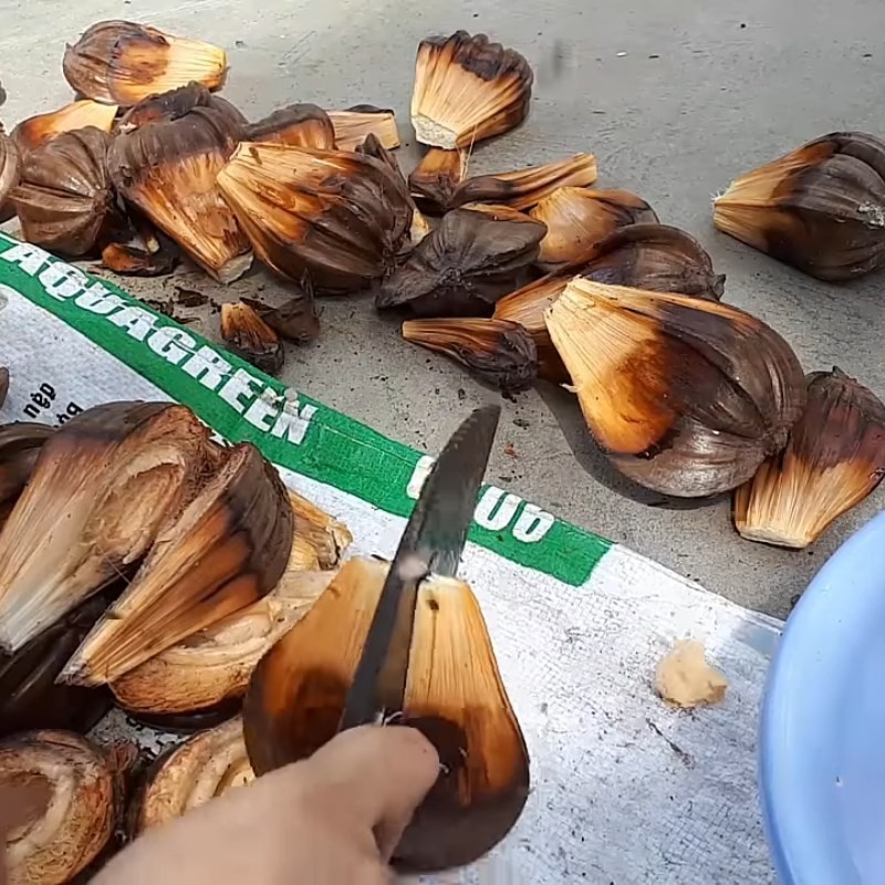 Dừa nước sau khi được cắt đôi