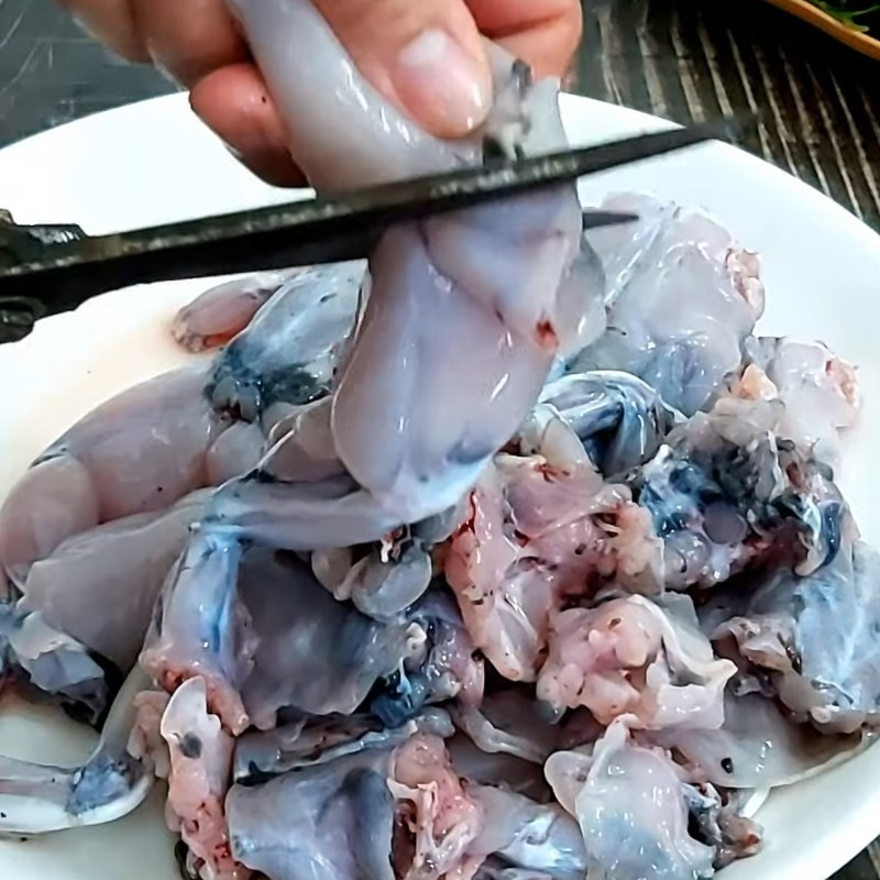 Kỹ thuật cắt thịt ếch thành miếng vừa ăn, phù hợp nhiều món canh