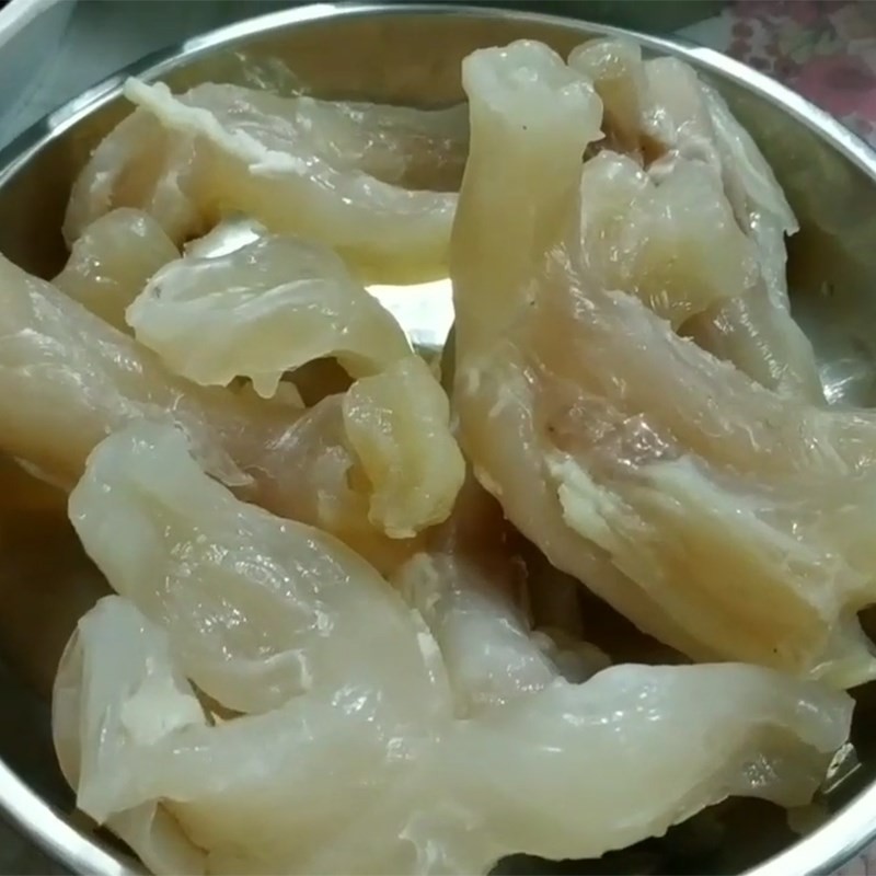 Sơ chế gân bò bằng cách luộc qua nước sôi