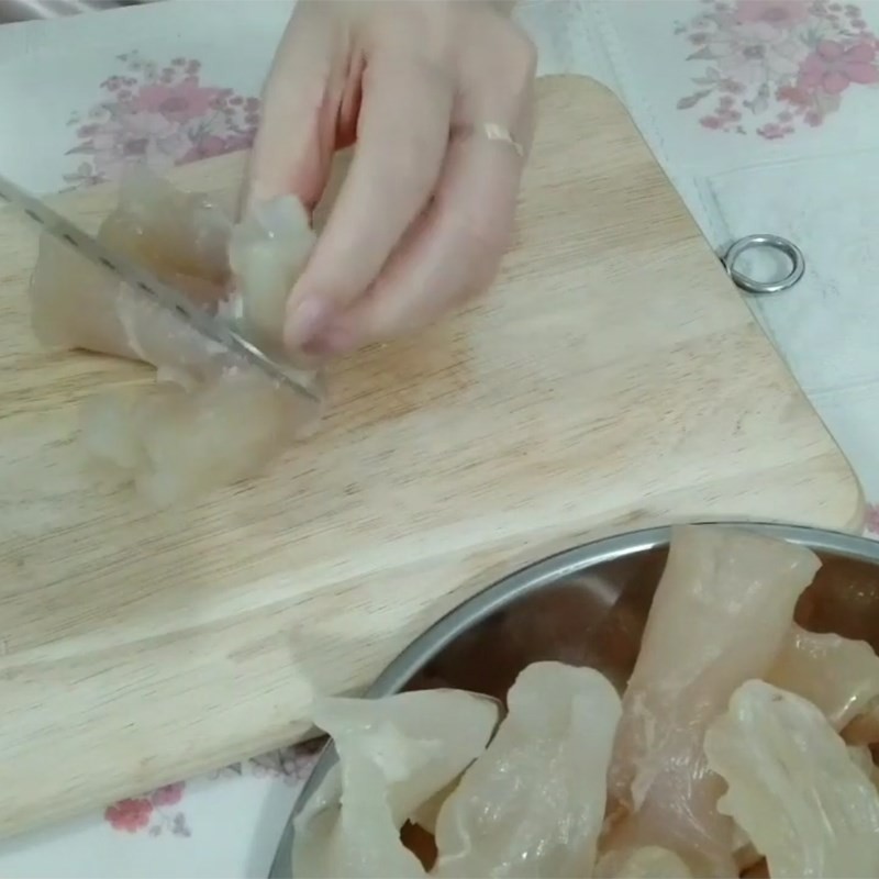 Cắt gân bò đã mềm thành miếng vừa ăn cho súp gân bò