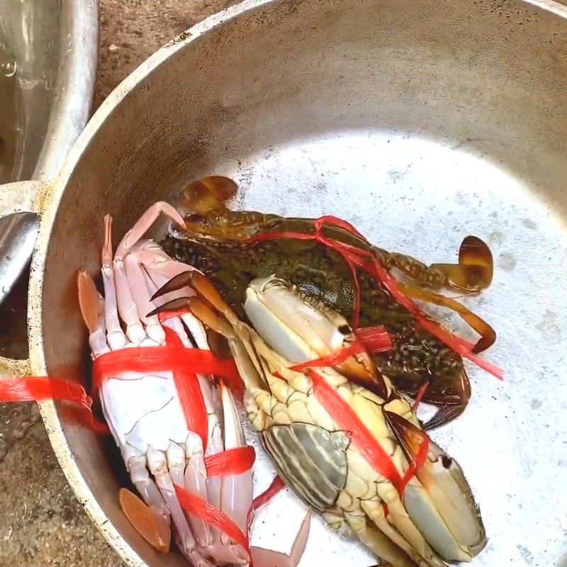 Sơ chế ghẹ tươi sống để chuẩn bị cho món canh ghẹ rau muống