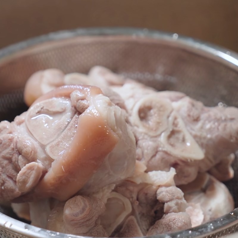 Cạo sạch lông giò heo để món bánh canh cua giò heo ngon hơn