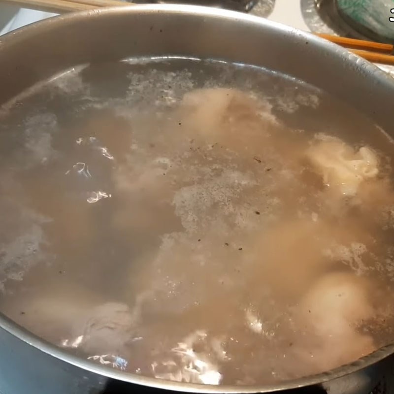 Giò heo đã sơ chế sẵn sàng cho cách nấu bánh canh cua