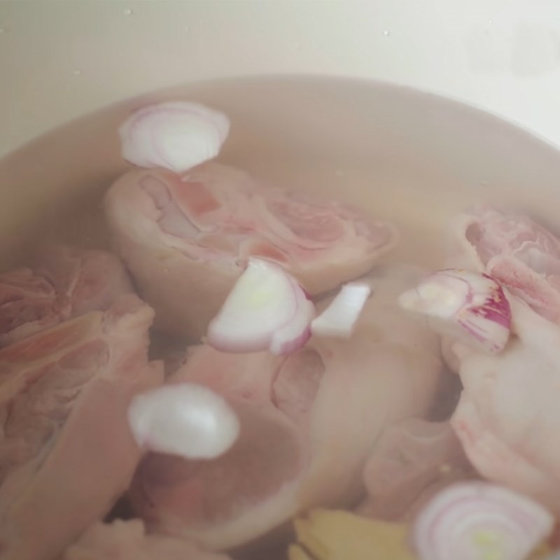 Sơ chế giò heo sạch trước khi nấu bánh canh cua giò heo