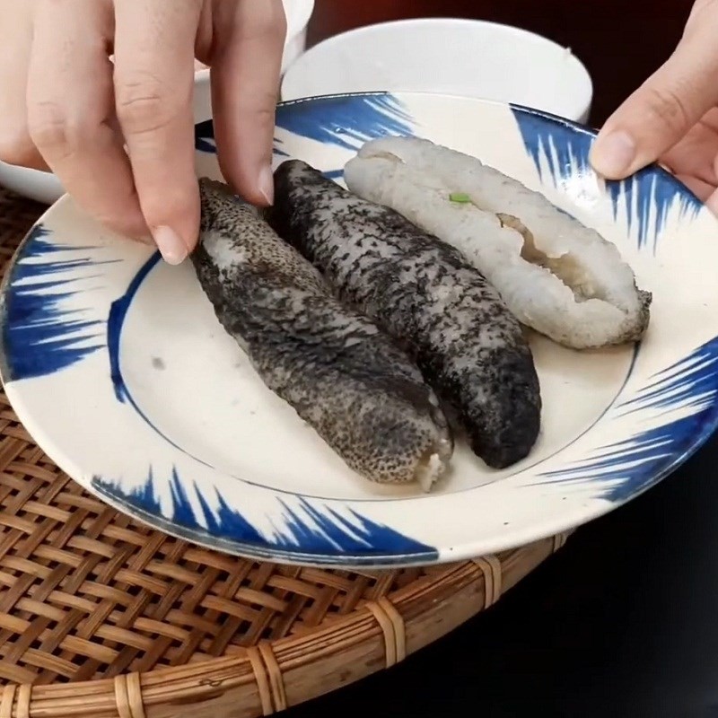 Chần hải sâm với gừng để khử mùi tanh và làm sạch