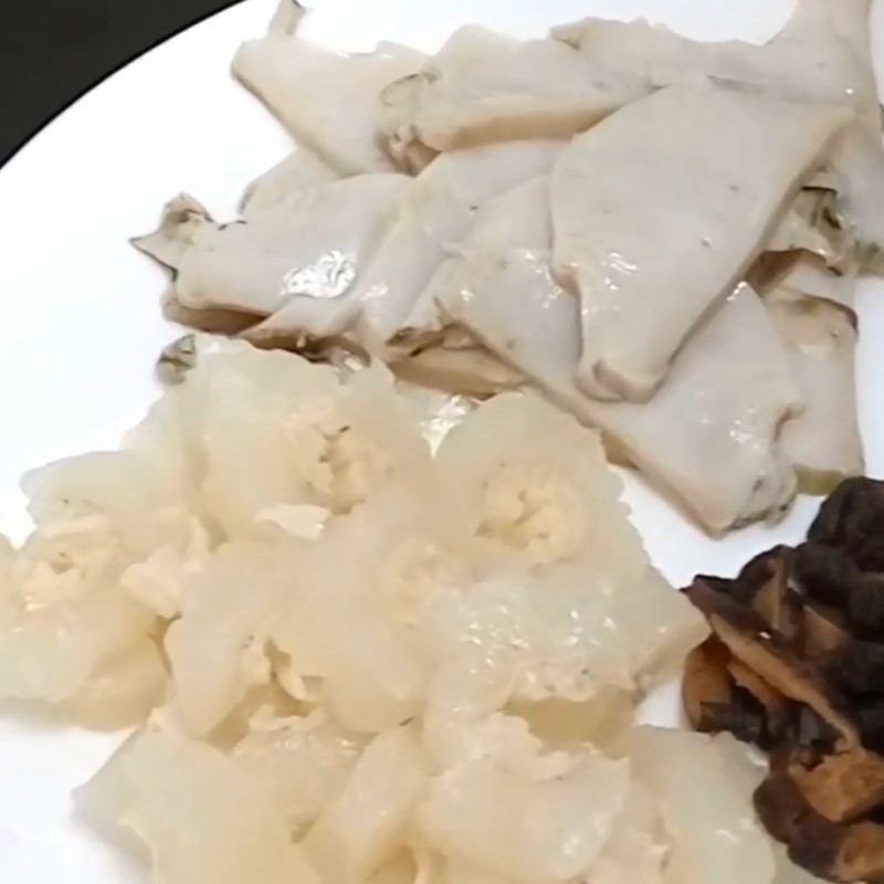 Sơ chế hải sâm và bào ngư tươi ngon cho món súp hải sâm đậm đà