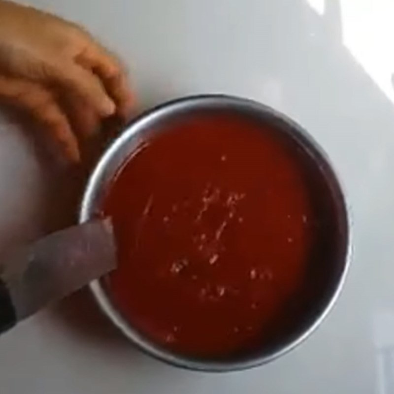Cắt huyết heo thành từng miếng vừa ăn để nấu canh hẹ