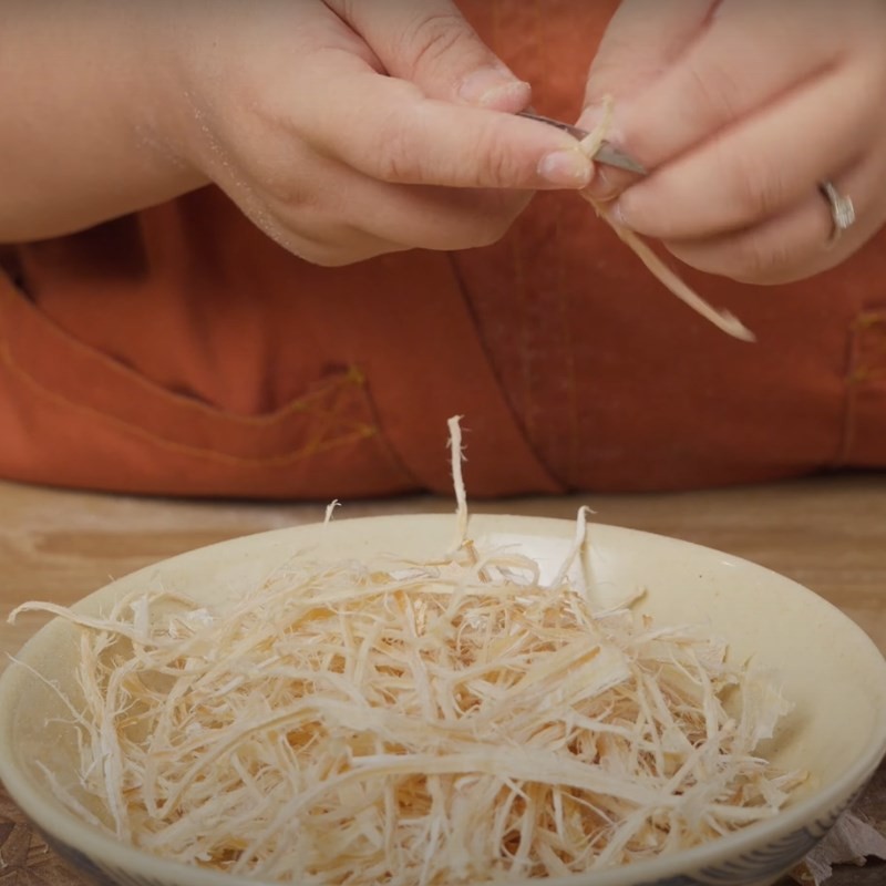 Mực khô đã xé sợi và được xào sơ trong chảo