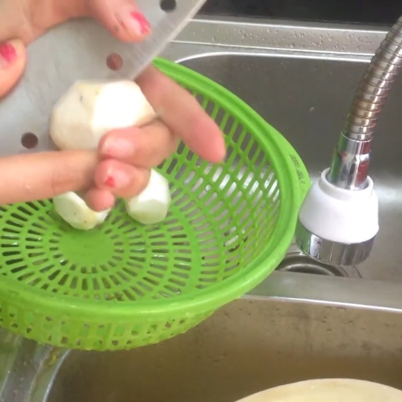 Khoai sọ đang được gọt vỏ cẩn thận để tránh ngứa tay