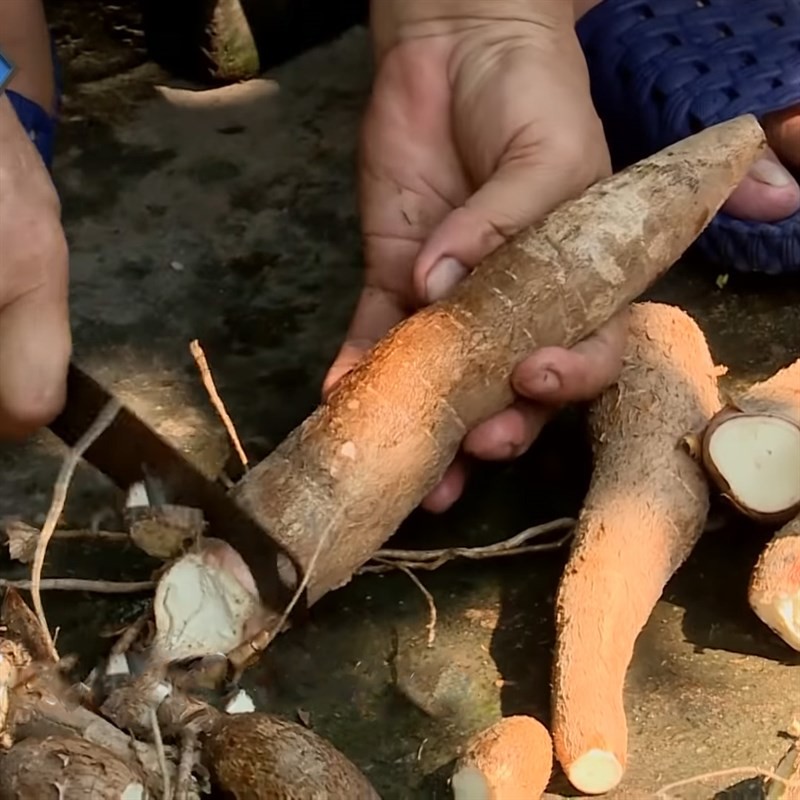 Sơ chế củ sắn và các nguyên liệu khác cho món canh gà