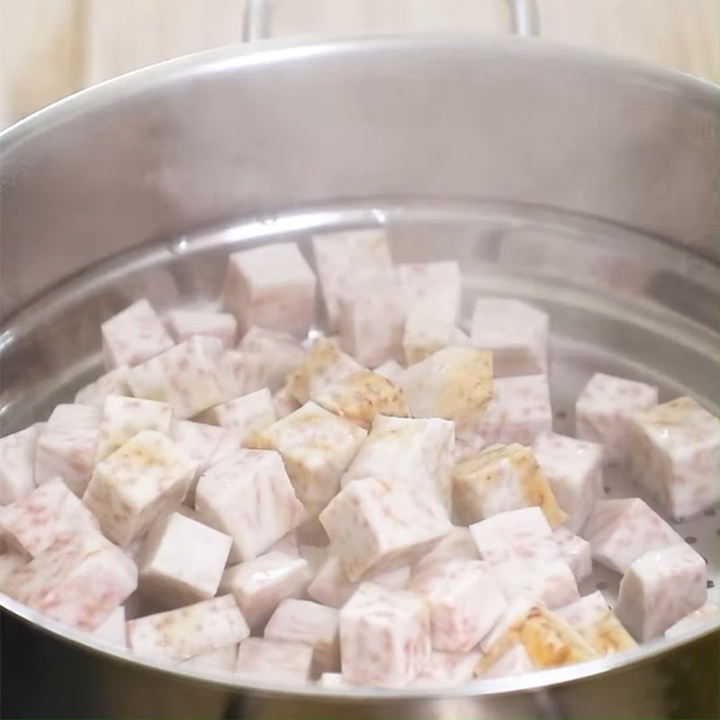 Khoai môn đã hấp chín mềm dẻo, vẫn giữ được hình dạng khối vuông, chuẩn bị cho bước nấu chè khoai môn lá dứa thơm ngon.