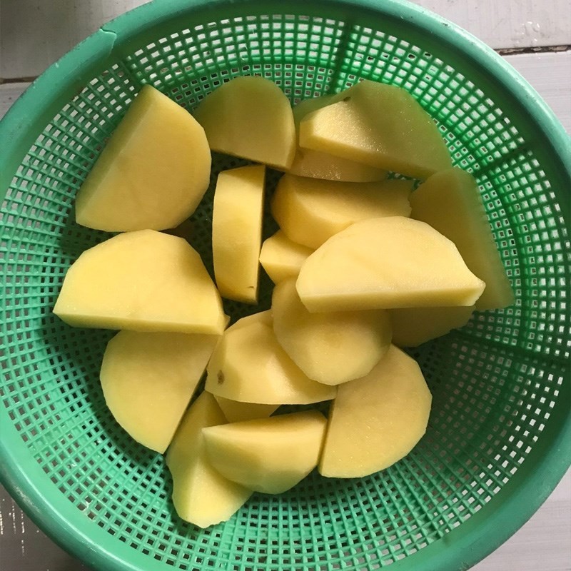 Khoai tây đã gọt vỏ và được cắt khúc, minh họa một cách bổ khoai tây nấu canh phổ biến