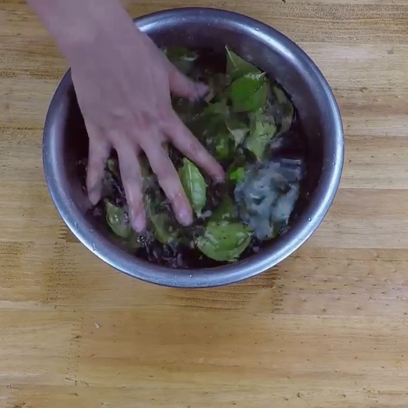 Ngâm lá chè xanh trong nước sạch
