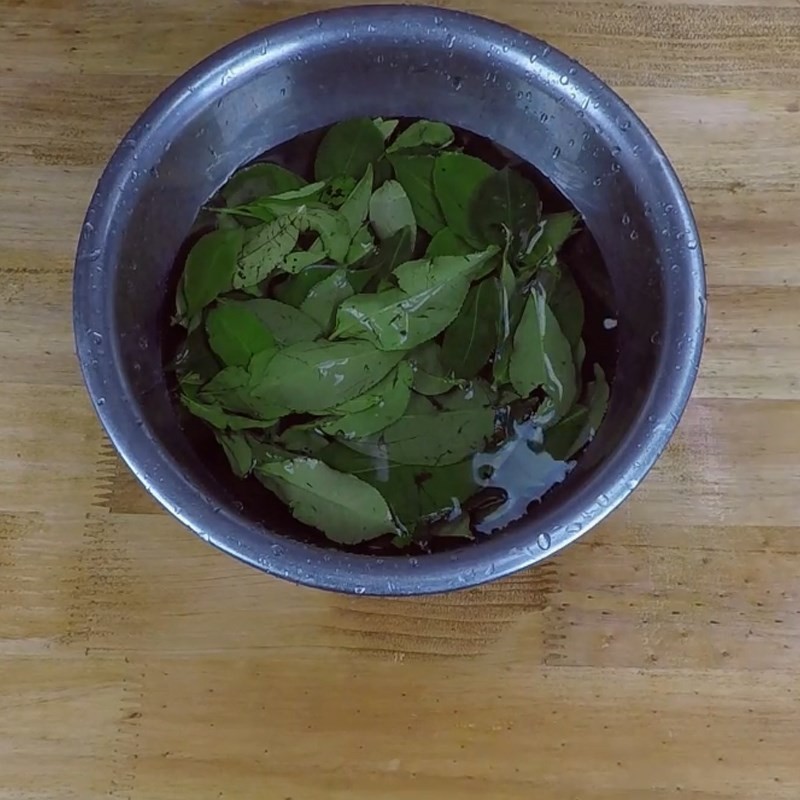 Lá chè xanh đã được sơ chế và để ráo nước