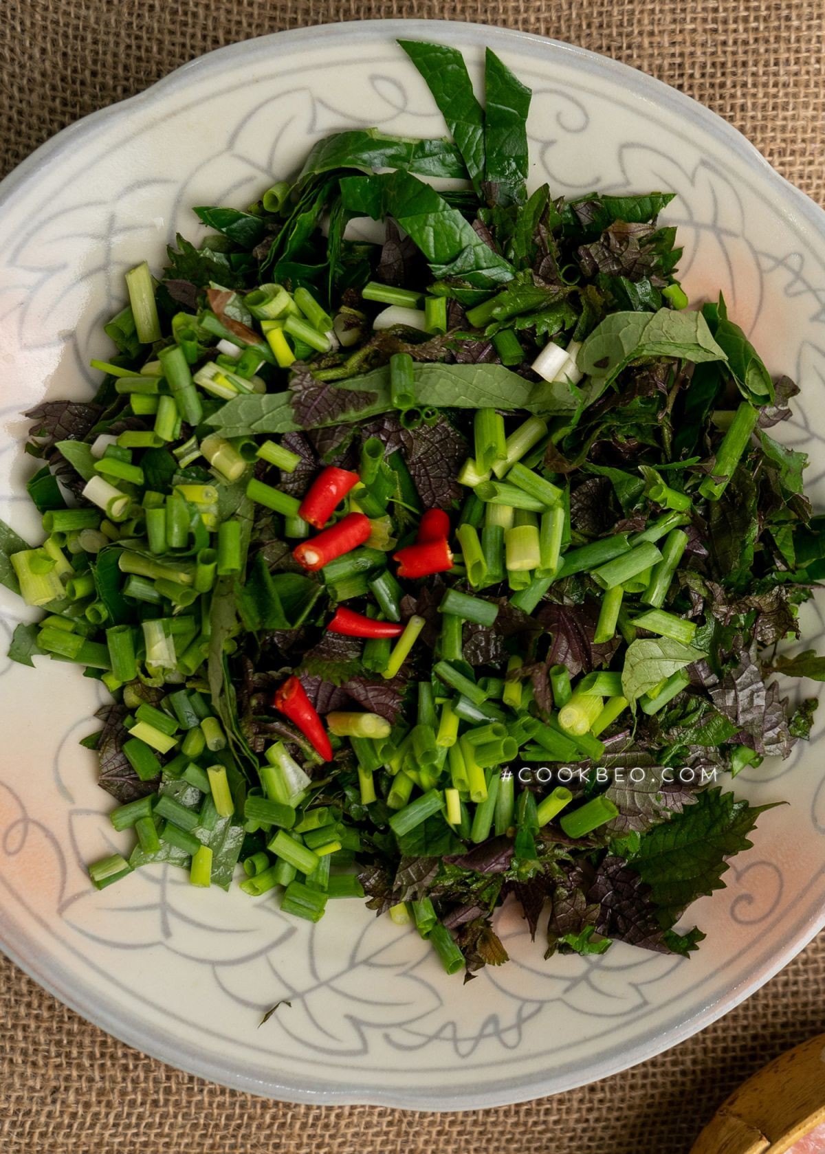 Tía tô và hành lá tươi thái nhỏ cho món canh cà tím