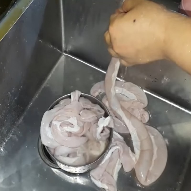 Chà xát lòng heo với muối để làm sạch cho món lẩu lòng heo