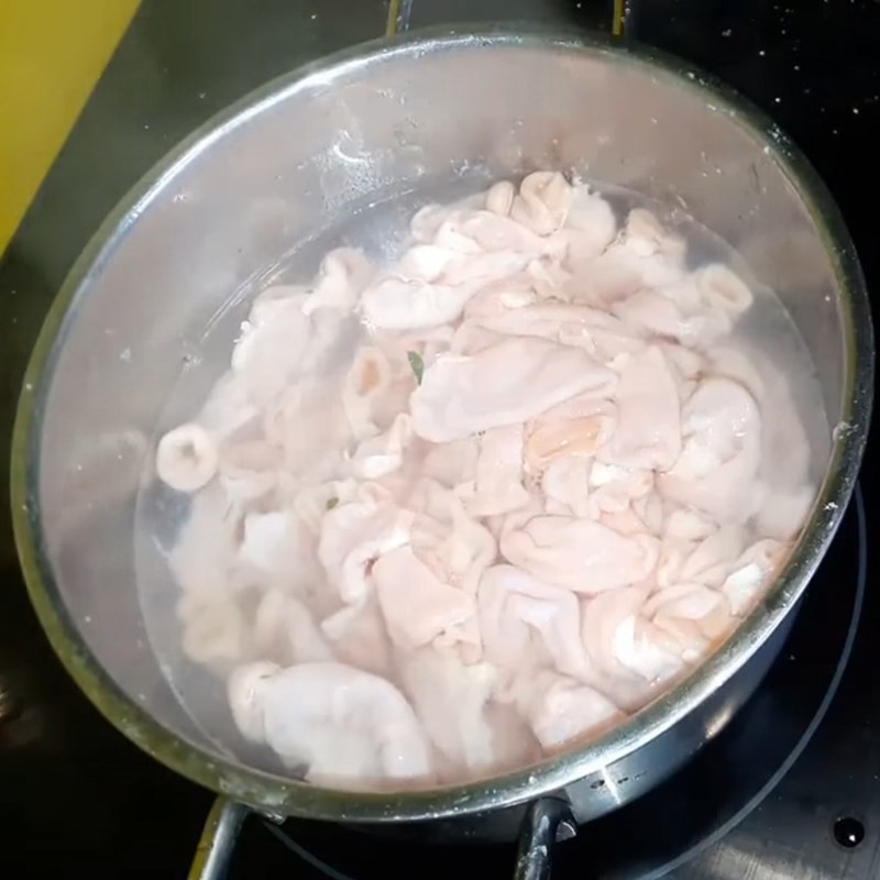 Cắt lòng heo thành từng đoạn vừa ăn để chuẩn bị cho món lẩu lòng heo