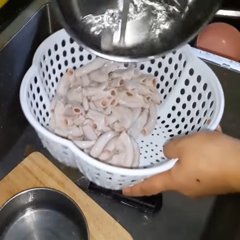 Chần lòng heo với giấm giúp lòng trắng và khử mùi hôi hiệu quả cho lẩu lòng heo