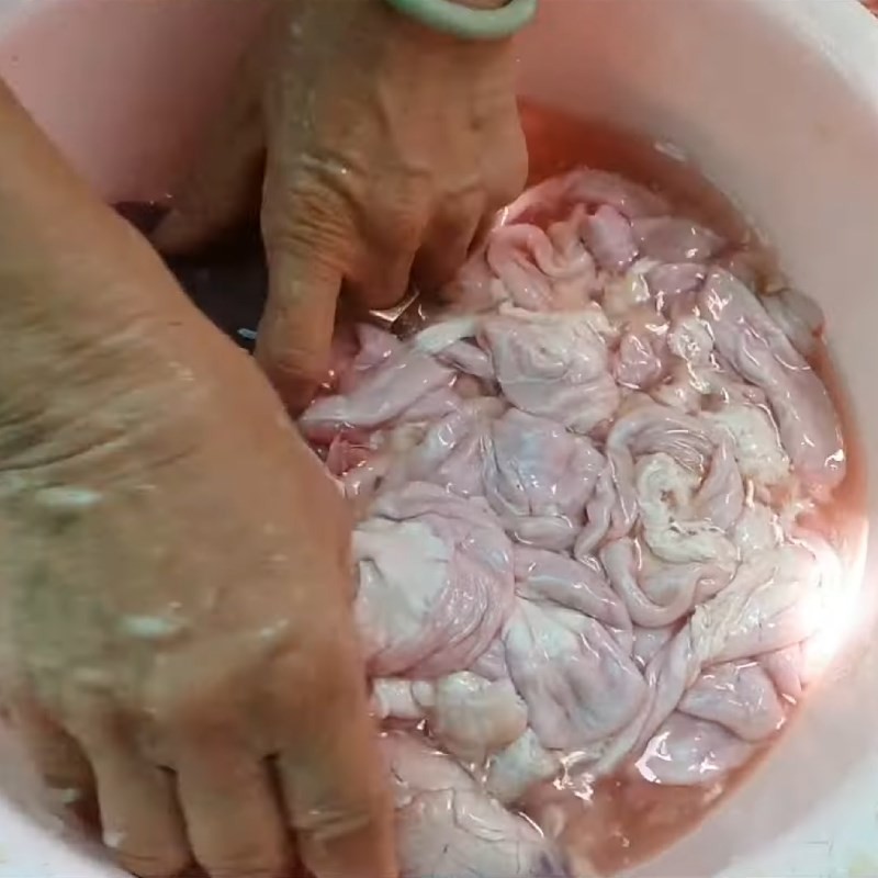 Lòng heo đã được làm sạch kỹ càng trước khi luộc, đảm bảo vệ sinh an toàn thực phẩm khi chế biến món cháo lòng miền Tây
