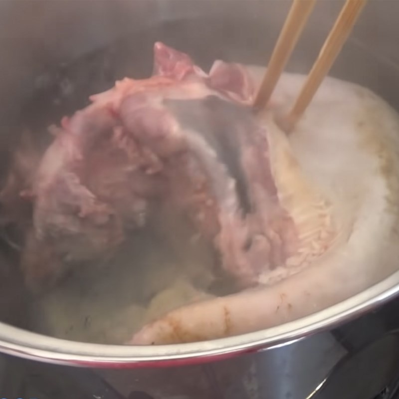 Rửa lưỡi bò đã sơ chế với nước sạch