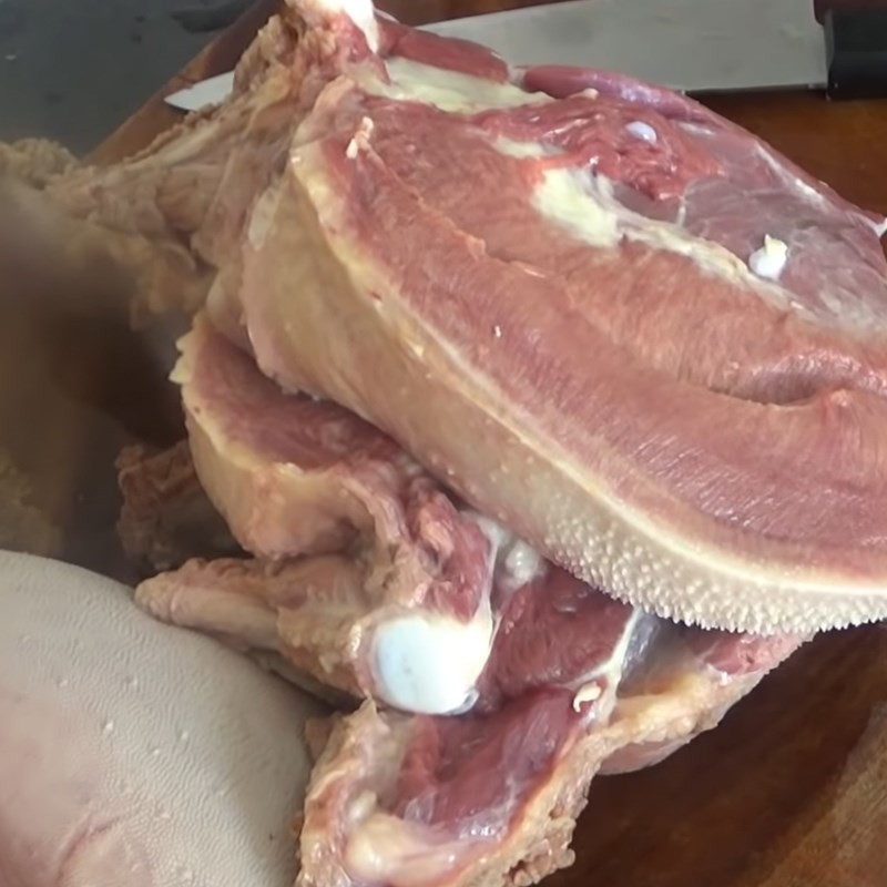 Lưỡi bò đã cắt miếng vừa ăn và sẵn sàng cho các bước chế biến tiếp theo