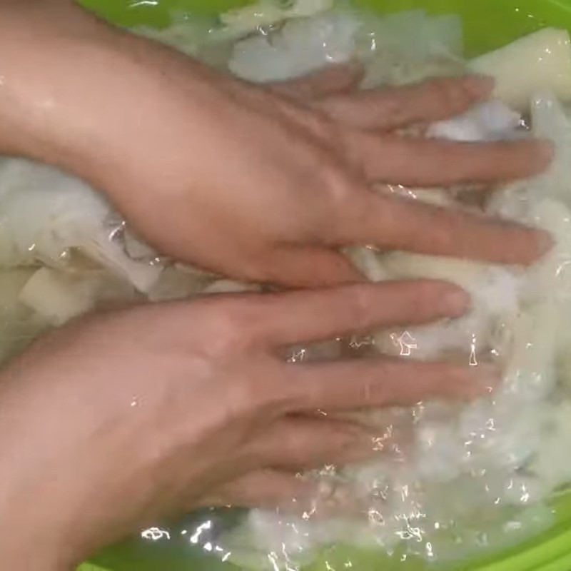 Măng chua chuẩn bị luộc trong nồi, giúp loại bỏ vị chát và độc tố