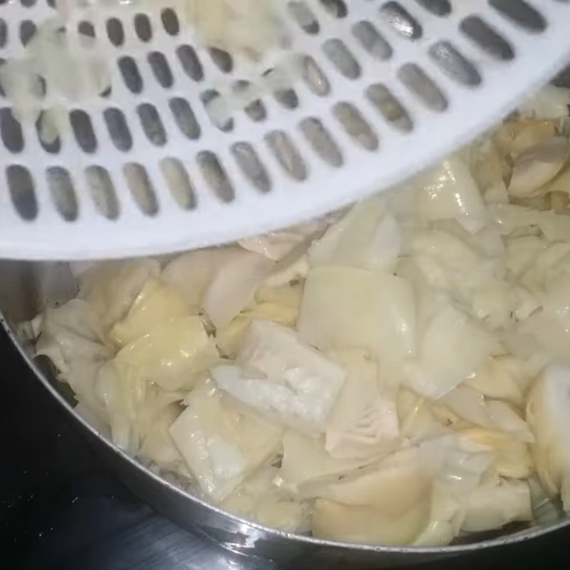 Luộc măng chua sôi đều, làm mềm măng và giảm độ chua gắt