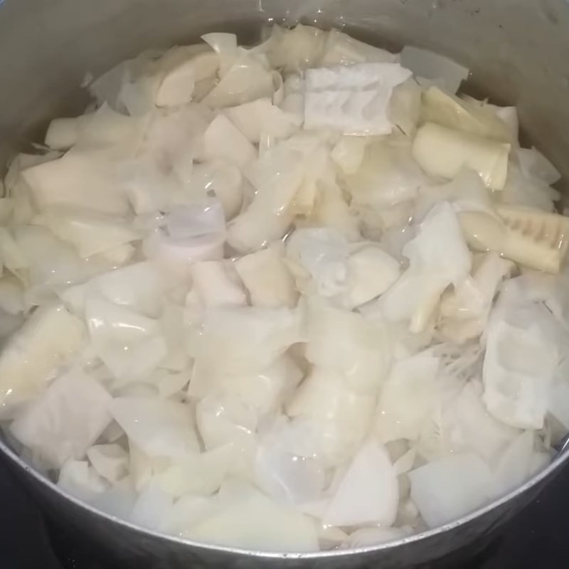 Măng chua đã luộc được vớt ra, sẵn sàng cho món canh vịt măng chua