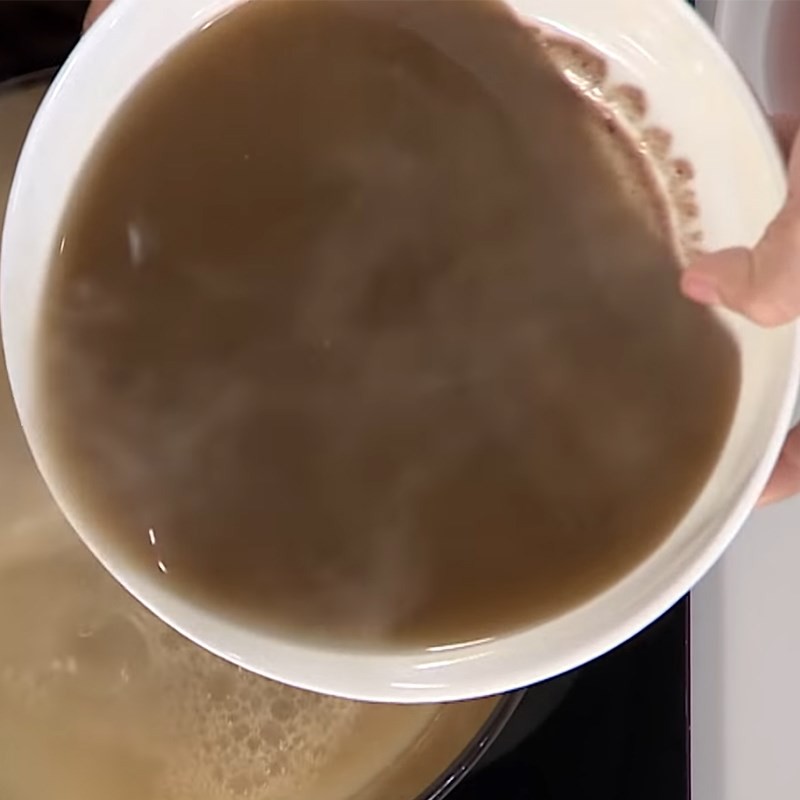Lọc nước cốt cua đồng để làm riêu cua trong và thơm ngon