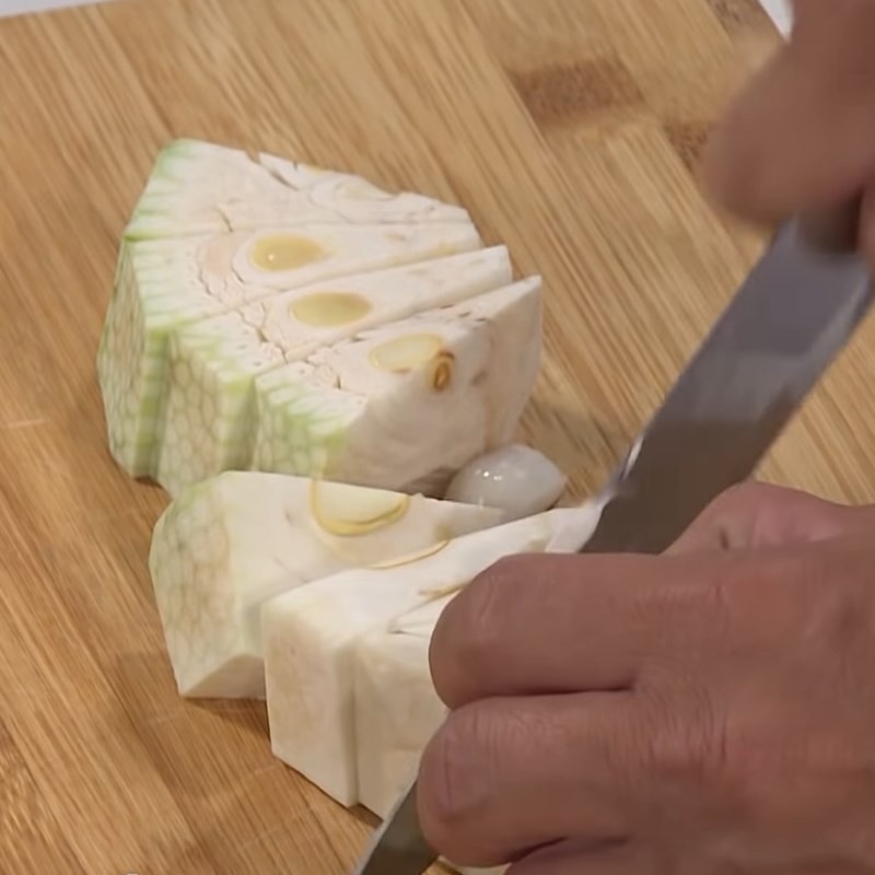 Sơ chế mít non và trái vả để nấu canh sườn