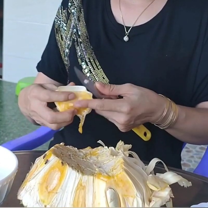 Sơ chế mít tươi để làm chè mít đậu xanh