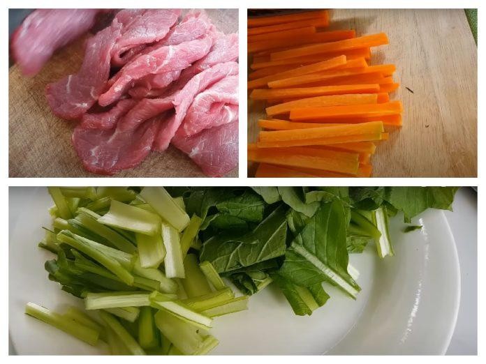 Sơ chế các nguyên liệu cơ bản như cải ngọt, cà rốt và thịt bò để chuẩn bị cho món mì xào bò