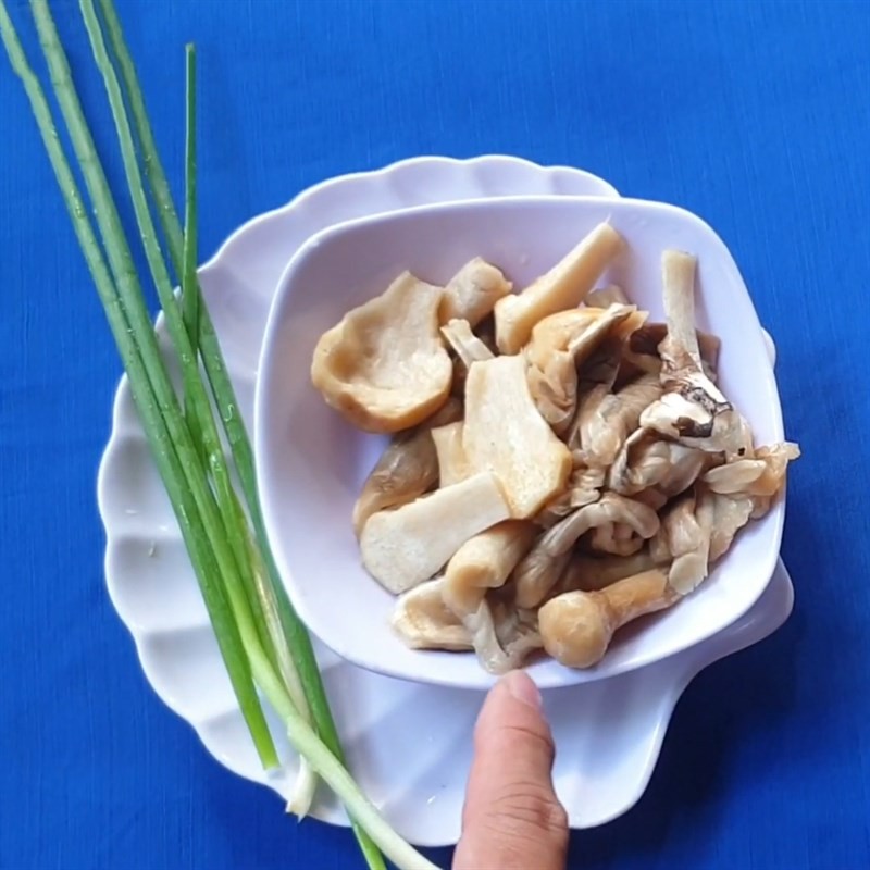Sơ chế nấm rơm sạch sẽ