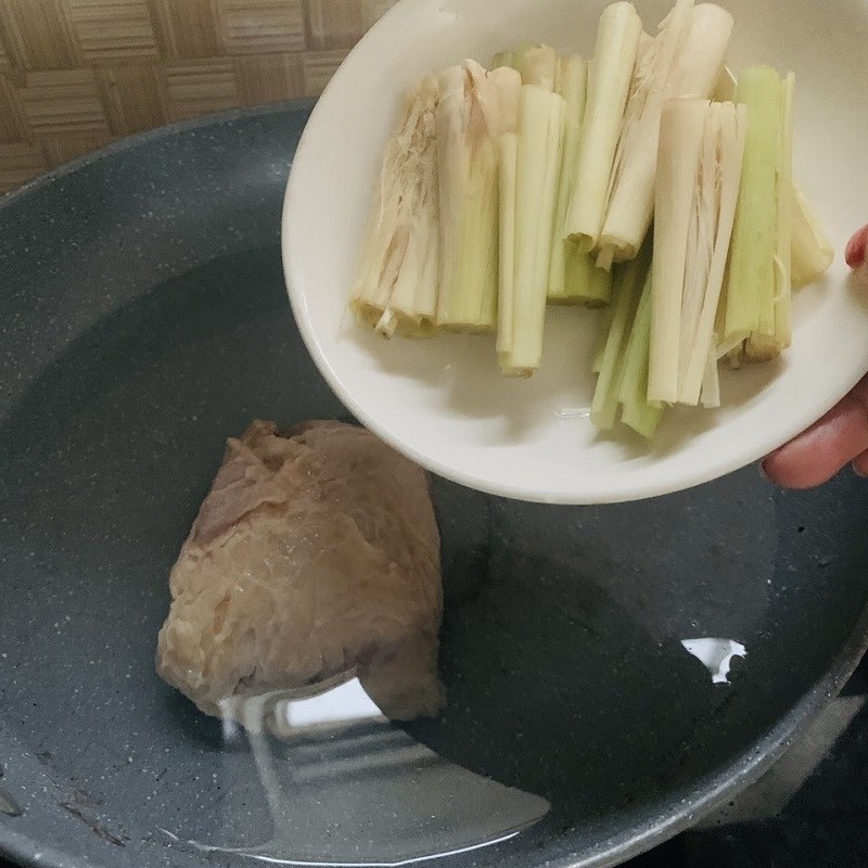 Nạm bò tươi được luộc sơ để khử mùi và làm sạch trước khi hầm