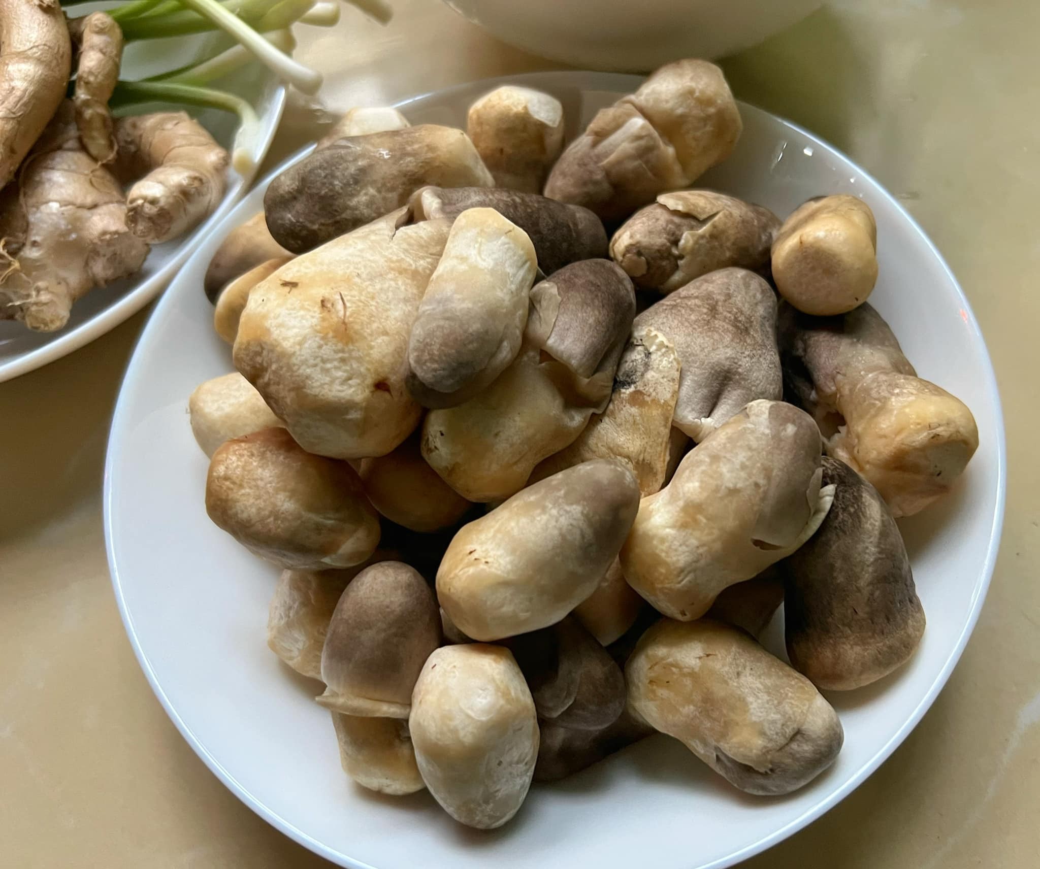 Nấm rơm tươi đã làm sạch, trắng nõn chuẩn bị cho nồi cháo cá lóc nấu bầu