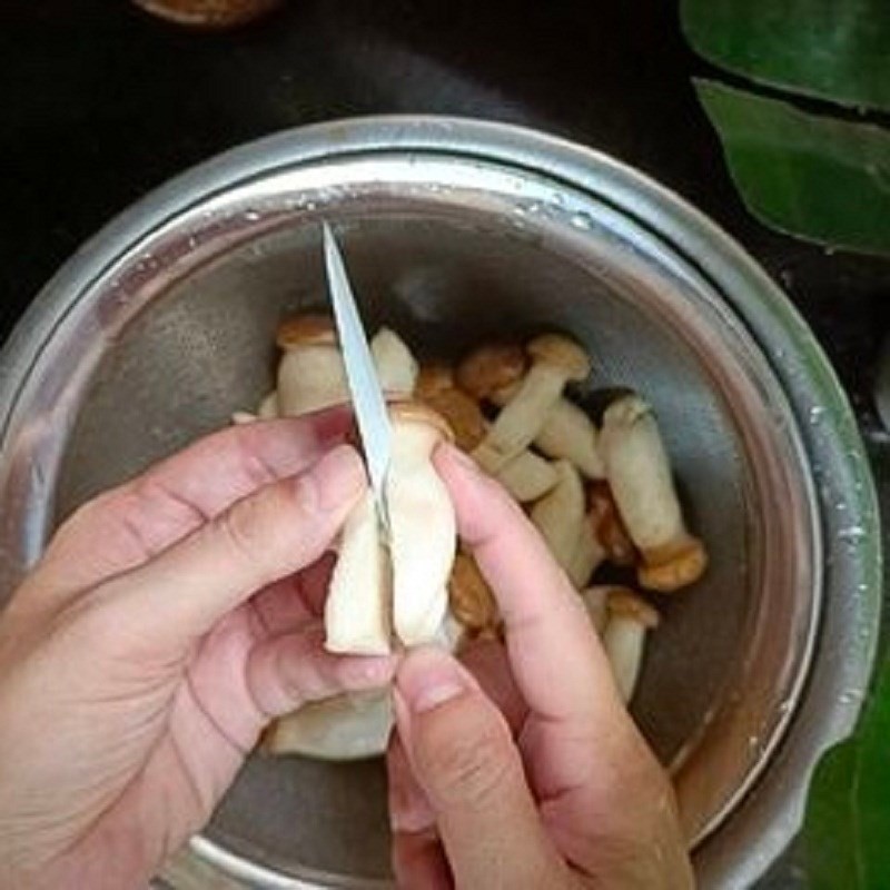 Rửa sạch nấm mèo sau khi ngâm