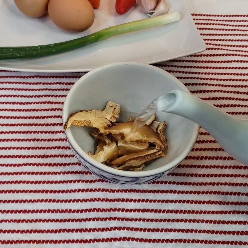 Sơ chế nấm hương khô, chuẩn bị cho món mì với tôm thêm đậm đà
