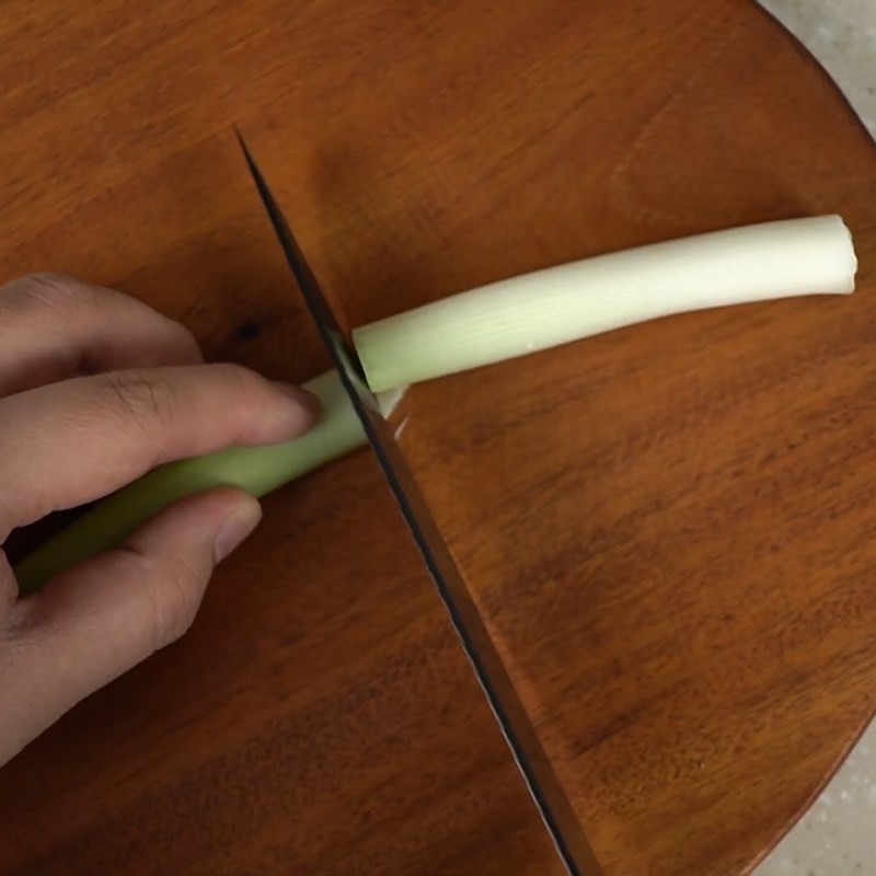 Thái hành baro lát mỏng, chuẩn bị cho món mì với tôm trứng sống