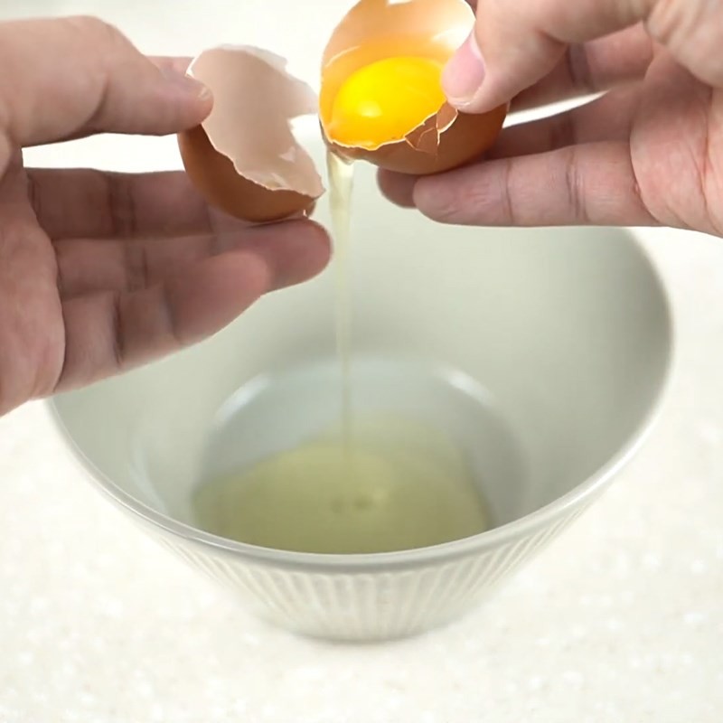 Lòng đỏ và lòng trắng trứng đã được tách riêng, sẵn sàng cho cách nấu mì với tôm trứng sống