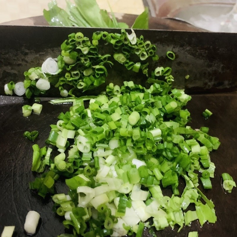 Sơ chế hành lá và ngò gai cắt nhỏ để trang trí bún nạm bò