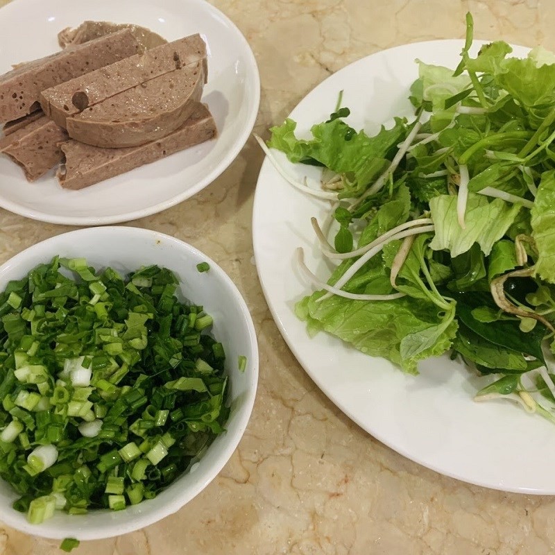 Sả đập dập và củ nén băm nhuyễn chuẩn bị cho nước dùng bún nạm bò