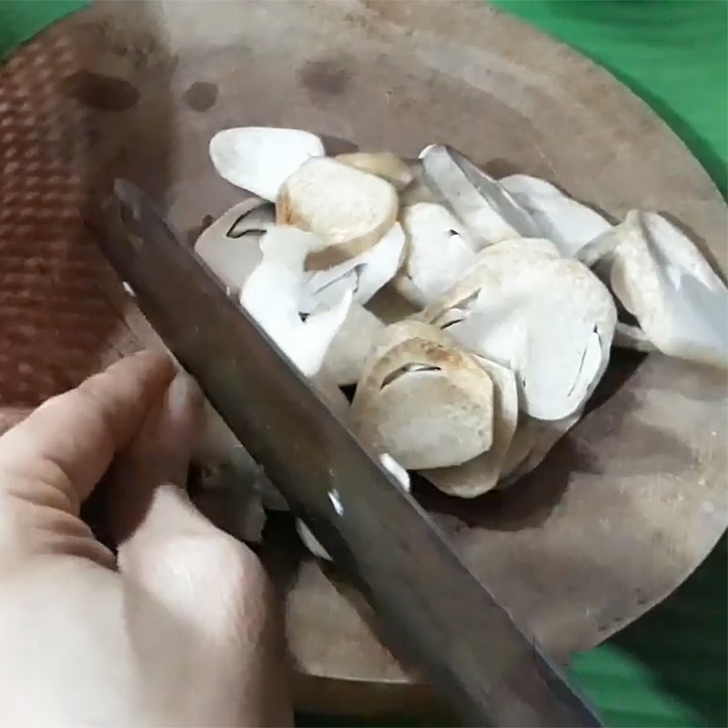 Nấm rơm được thái lát sau khi ngâm nước muối, sẵn sàng cho nồi canh rau ngót chay