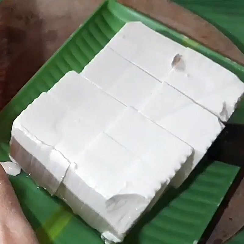 Đậu hũ non được cắt thành miếng vừa ăn, nguyên liệu chính trong canh rau ngót chay