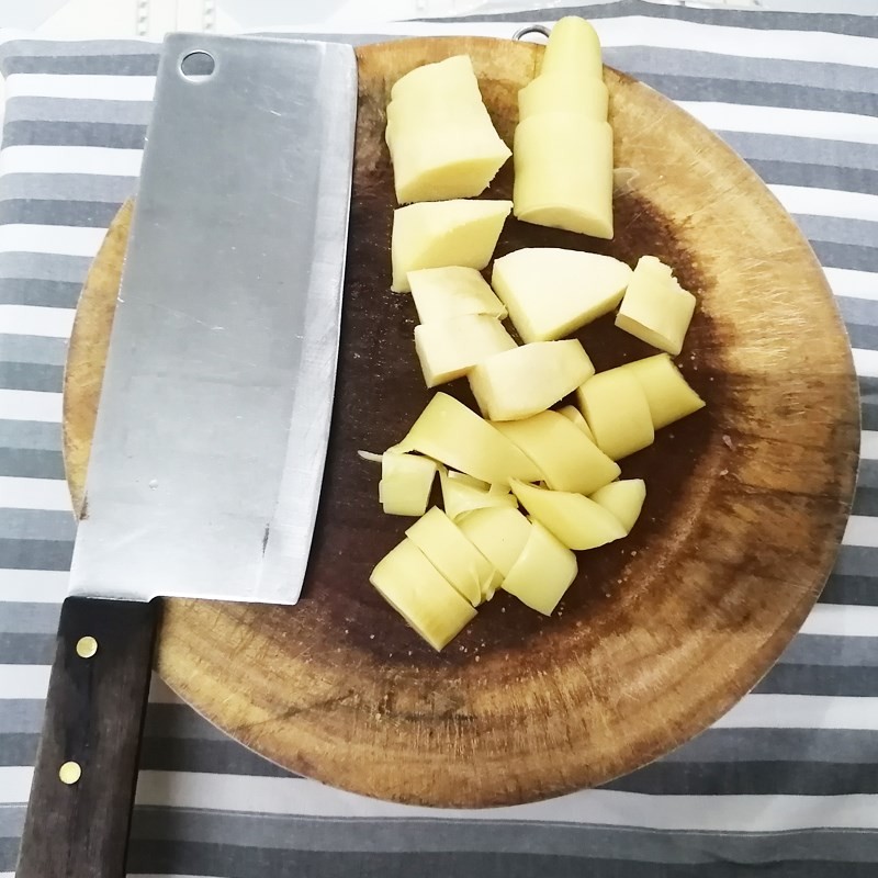 Măng tươi được cắt khúc và chuẩn bị cho công đoạn luộc khử độc